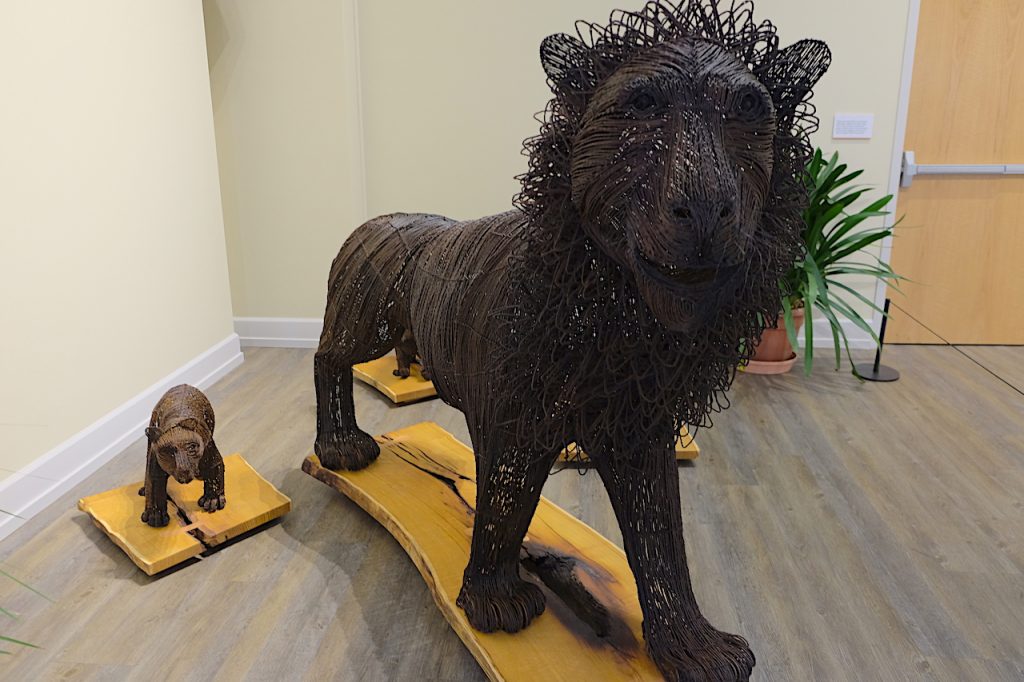 sculptures of lion and cub