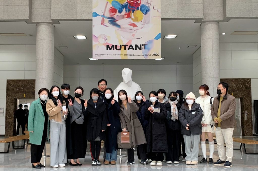 Photo of Professor Jae Won Lee and her graduate students at Kyunghee University. 